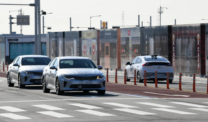 자율차 관련 업체와 연구기관이 K-시티에서 자율주행차 시험 주행을 하고 있는 모습. 사진=이동근기자