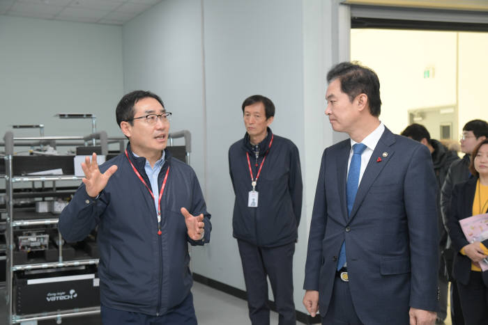 류영진 식약처장이 치과용 의료기기 연구·개발 현장을 살펴보고, 지원 방안을 모색하기 위해 경기도 화성 의료기기 업체 바텍을 24일 방문해 바텍 관계자에게 설명을 듣고 있다.