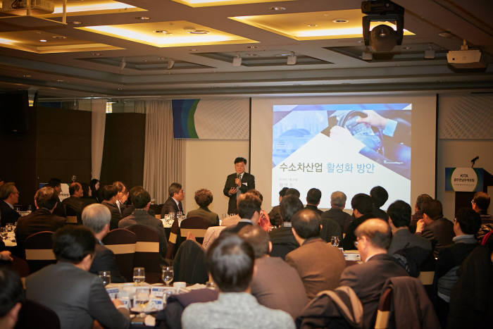 한국무역협회 광주전남지역본부는 24일 오전 광주 라마다플라자호텔에서 수소차산업 활성화 방안이란 주제로 포럼을 개최했다.