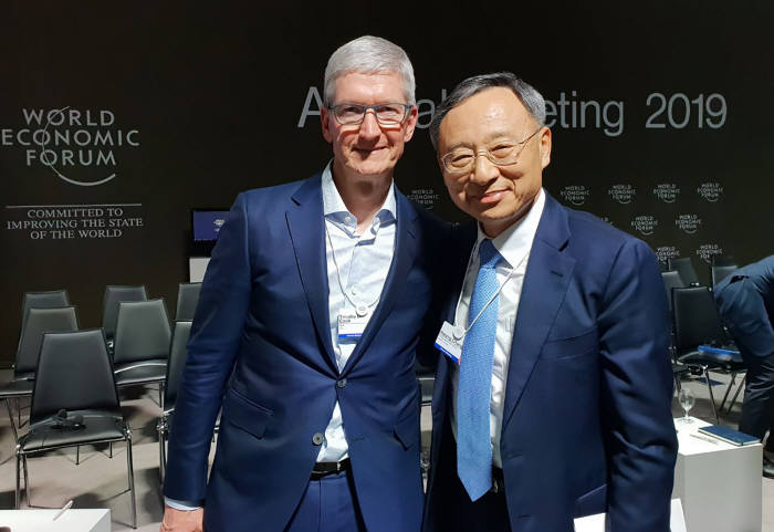 황창규 KT 회장이 다보스포럼에서 팀 쿡(Tim Cook) 애플 CEO와 5G와 차세대 스마트폰에 대한 의견을 나누었다.