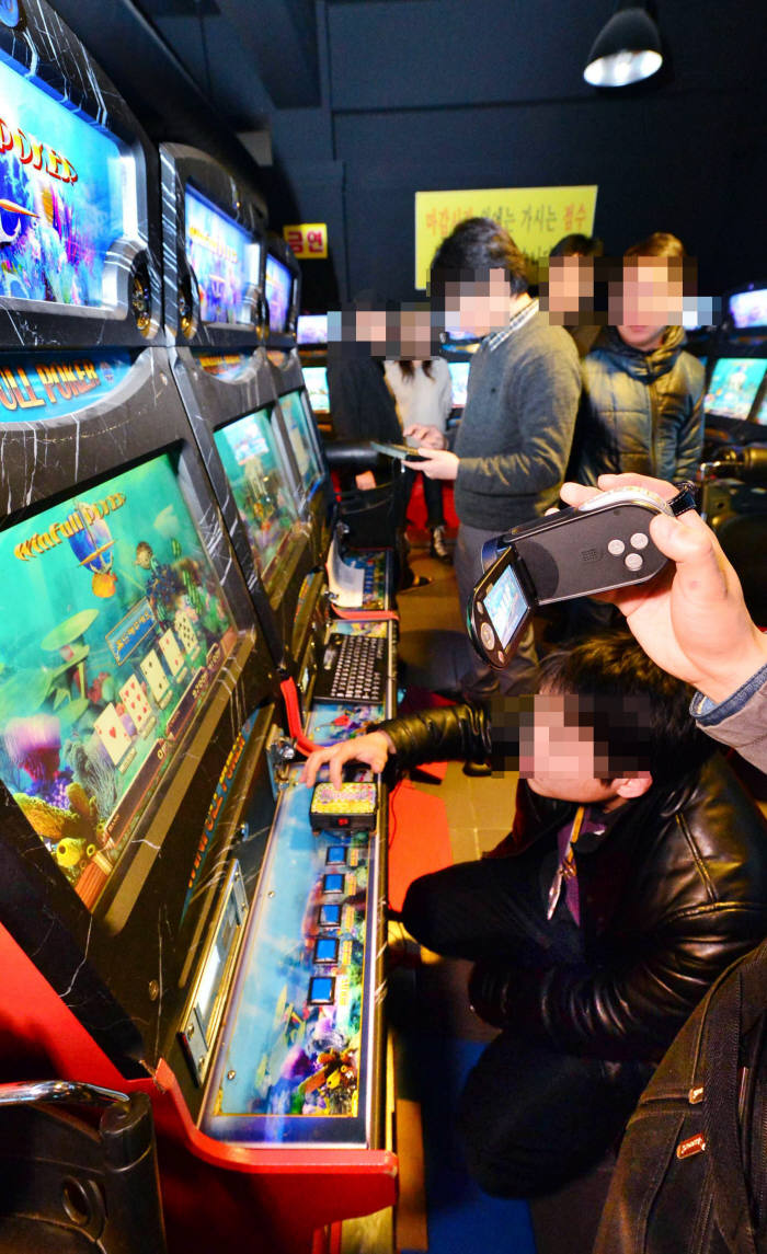 게임물등급위원회 게임물사후관리단 직원과 경기도 수정경찰서 단속반이 한 게임장을 찾아 불법 사행성 게임기 여부를 확인하고 있다. 윤성혁기자 shyoon@etnews.com