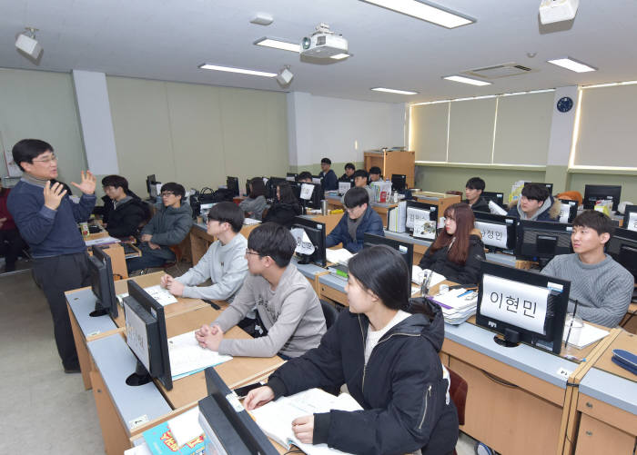 영진전문대학교 일본ISFnet반 1기 졸업예정 학생 21명 전원이 일본 ISFnet에 취업 내정됐다. 사진은 일본ISFnet반 2기인 2학년생들이 겨울방학에도 대학 강의실에서 특강을 듣는 모습.