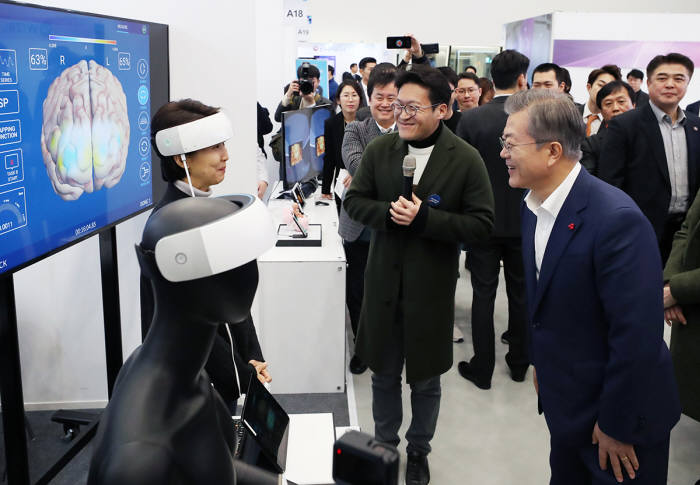 [한국판 CES]문 대통령, 부스 돌아보며 “굉장, 대단” 감탄 쏟아내