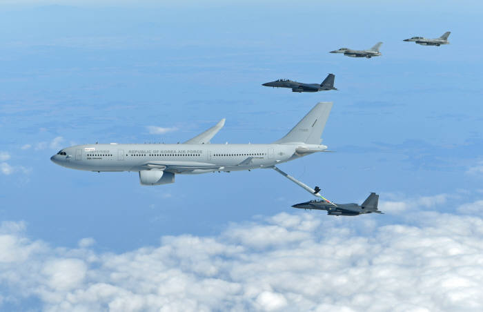 KC-330 공중급유기가 공군의 주력 F-15K 전투기에 공중급유를 실시하고 있다. 공군 제공