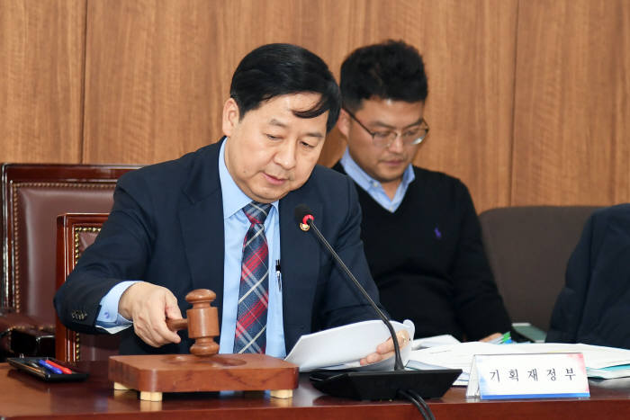 구윤철 기획재정부 2차관이 공공기관운영위원회에서 의사봉을 두드리고 있다.