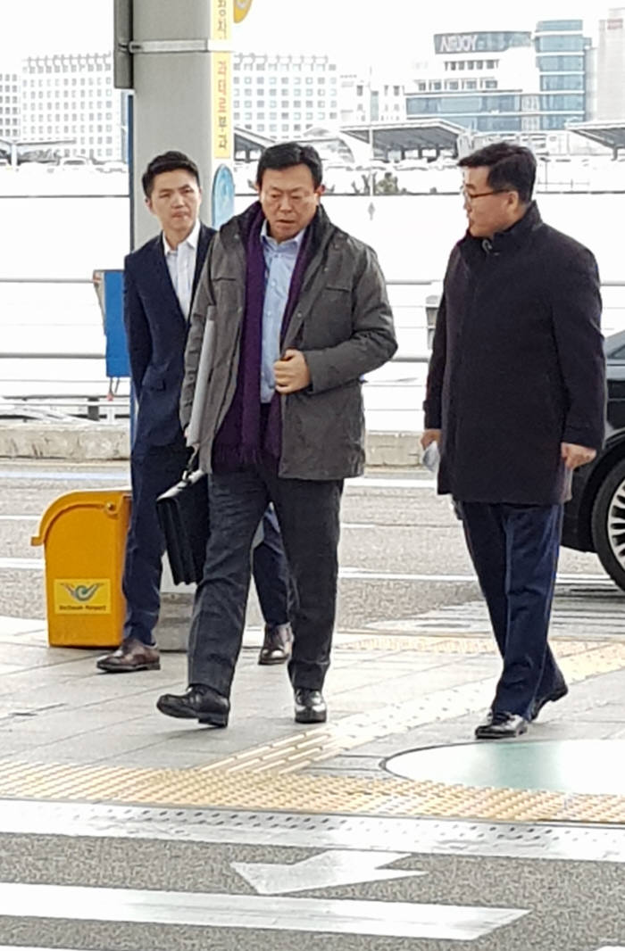 [단독]신동빈 롯데그룹 회장 설 앞두고 출국