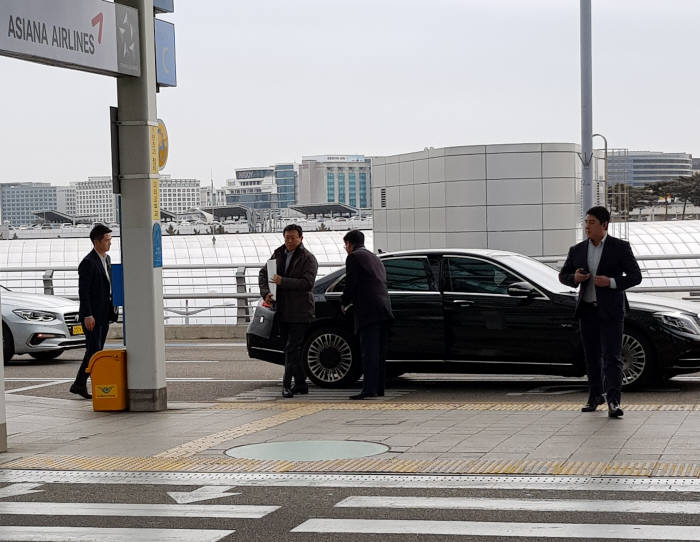 신동빈 롯데그룹 회장이 31일 인천국제공항 제1터미널에 도착해 이동하고 있다. 사진=이주현 기자.