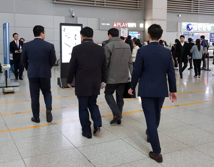 신동빈 롯데그룹 회장(오른쪽 두번쨰)이 31일 인천국제공항 제1터미널에 도착해 이동하고 있다. 사진=이주현 기자.