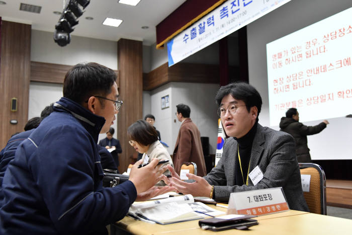 무역협회는 31일 경남테크노파크에서 산업통상자원부, 중소벤처기업부, 경상남도 등과 공동으로 제1차 민관합동 수출활력촉진단 행사를 개최했다. 산업부, 중기부 등 정부부처와 수출지원기관, 경남 무역업계가 1대1 맞춤형 애로해결 상담회를 진행했다.(사진:무역협회)