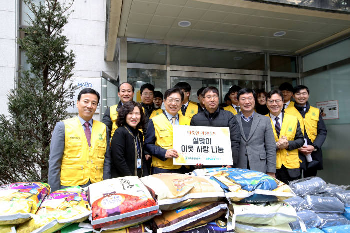 박재식 저축은행중앙회장(맨 앞줄 왼쪽 세 번째)과 김동수 공덕동장(왼쪽 네 번째)을 비롯 중앙회임직원들이 물품 전달식을 마치고 기념촬영했다.