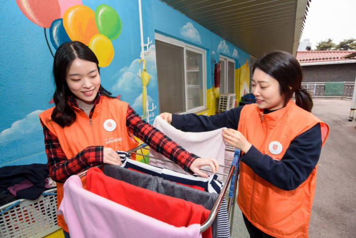 오렌지라이프 신입사원들이 31일 경기도 일산 홀트일산복지타운에서 단체 봉사활동을 했다.