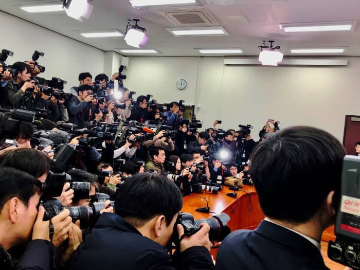 1월 22일 여의도 국회에서 택시와 플랫폼의 상생발전을 위한 사회적 대타협 기구 출범식이 열렸다. 기자들이 참석자들을 향해 취재경쟁을 벌이고 있다.