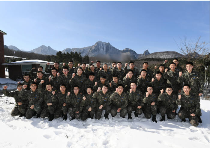 이왕근 공군참모총장이 제8355부대 장병들과 함께 사진촬영을 하고 있다. 공군 제공