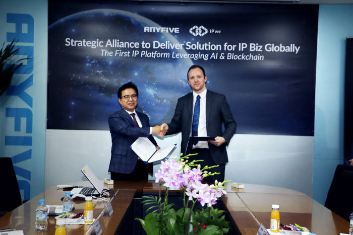 김기종 애니파이브 대표(사진 왼쪽)와 빈센트 피츠 시몬즈 IPwe 최고운영책임자(COO)가 글로벌 IP비즈니스 추진을 위한 협약식을 체결하고 기념촬영했다.