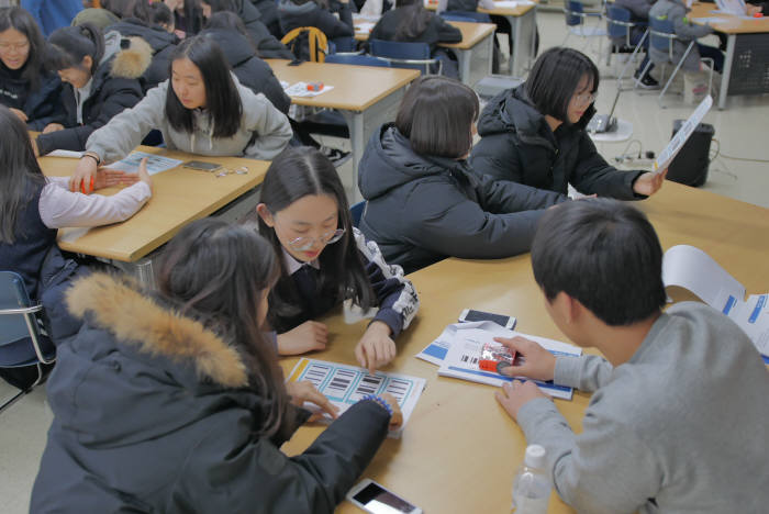 한성대가 주최한 소프트웨어 코딩 교육에서 학생들이 실습하고 있다.