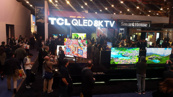 CES 2019에서 QLED 8K TV를 선보인 TCL 부스.