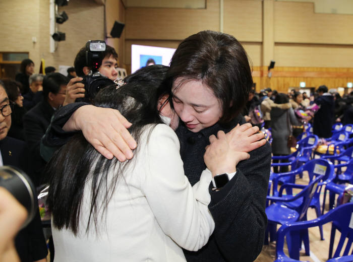 유은혜 부총리가 세월호 희생 단원고 학생 명예 졸업식에 참석했다.