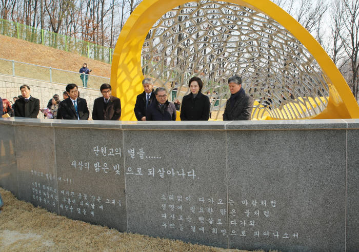 '세월호 희생' 단원고 학생 250명, 눈물의 명예 졸업식