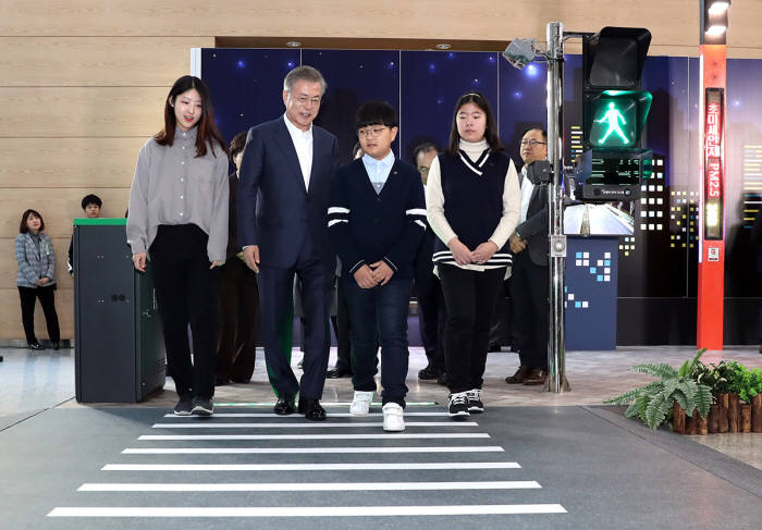 스마트시티 혁신전략 보고회에서 문재인 대통령이 학생들과 스마트횡단보도를 체험해 보는 모습