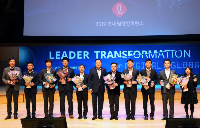 15일 잠실 롯데콘서트홀에서 열린 롯데2019 팀장 컨퍼런스에서 황각규 롯데지주대표이사(가운데)가 올해의 팀장 수상자들과 기념촬영을 하고 있다.