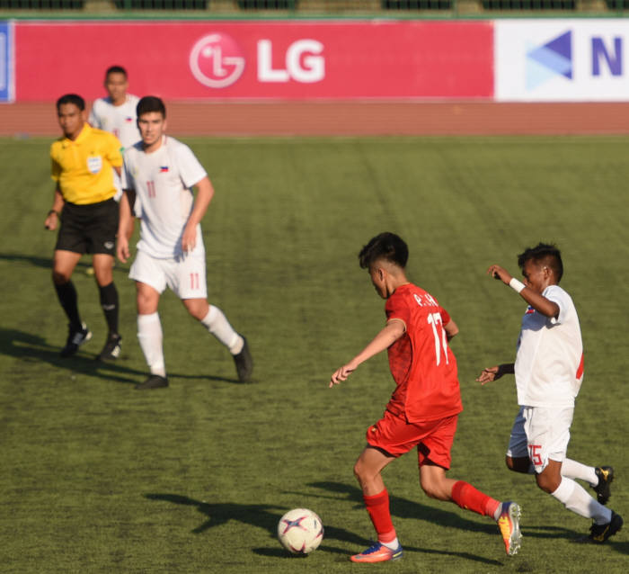 LG전자가 이달 17일부터 26일까지 캄보디아 프놈펜 국립경기장에서 열리는 아세안축구연맹(AFF) U-22 축구대회를 공식 후원한다. 17일 개막전에서 베트남과 필리핀 대표팀이 경기하고 있는 모습.