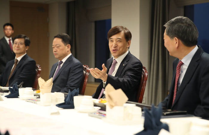 이주열 한국은행 총재(오른쪽 두 번째)가 19일 경제동향 간담회에서 제조업계 대표 관계자들과 자리를 함께했다. 장윤종 포스코경영연구원장(왼쪽부터)과 김태년 한국자동차산업협회 전무, 최형기 한국기계산업진흥회 부회장이 대화를 나누고 있다.