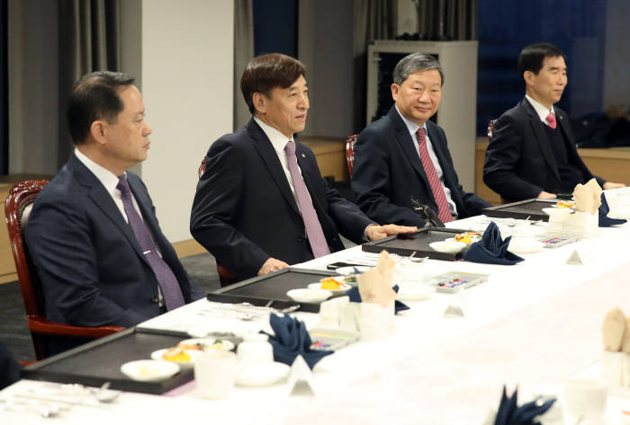 김태년 한국자동차산업협회 전무(왼쪽부터)와 이주열 한국은행 총재, 최형기 한국기계산업진흥회 부회장, 정규일 한은 부총재보가 대화를 나누고 있다.