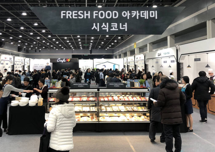 2019년 GS25 상품 전시회 Fresh Food 아카데미에서 경영주들이 신상품을 시식하고있다.