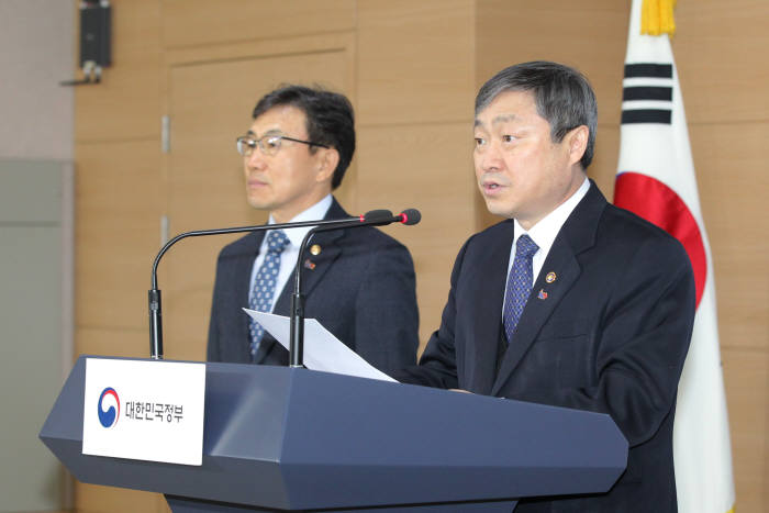 포용국가 사회정책 추진계획에 대해 박백범 교육부 차관(오른쪽)과 권덕철 보건복지부 차관이 사전 설명을 하고 있는 모습