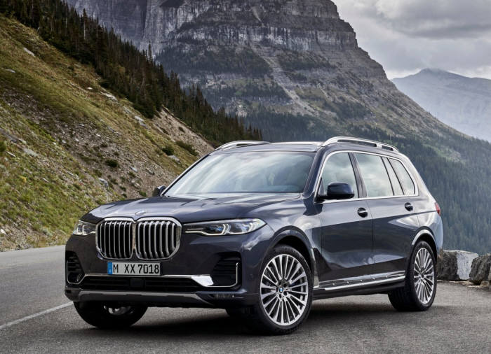 BMW X7.