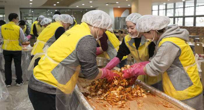 동서식품, 봄맞이 김장 봉사활동 진행