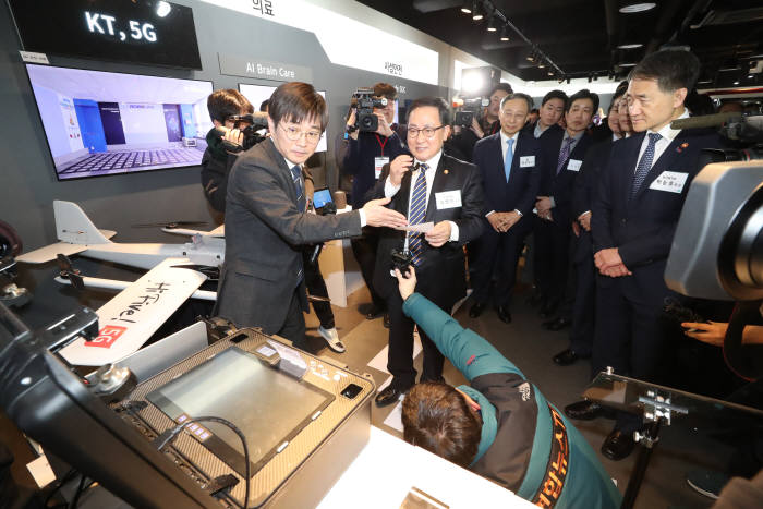 5G 현장 찾은 장관들