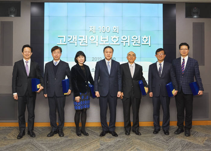 최영무 삼성화재 사장(왼쪽 네 번째)과 고객권익보호위원들이 제100회 고객권익보호위원회에 참석해 기념촬영했다.