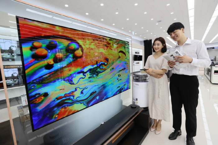 서울 영등포구에 위치한 LG 베스트샵 서울양평점에서 LG전자 모델이 LG 올레드 TV를 소개하고 있다.