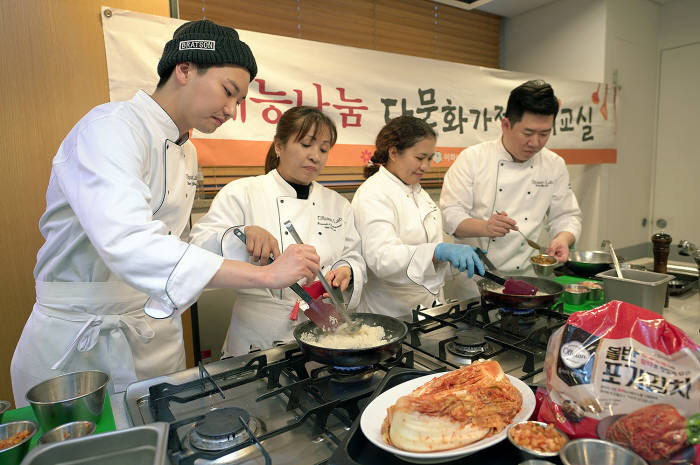 23일 신세계푸드가 서울 성동구 성수동 종합식품연구소 올반LAB에서 중국, 필리핀 등 다문화가정을 초청해김치를 활용한 요리교실을 개최했다.