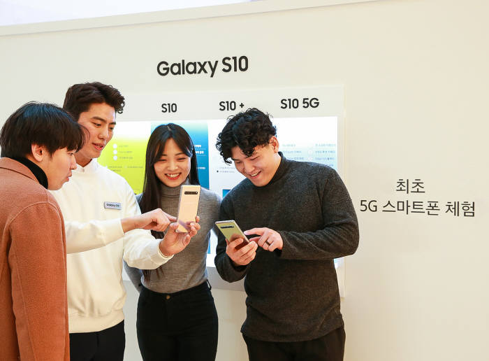 삼성전자가 갤럭시S10 시리즈를 체험할 수 있는 갤럭시 스튜디오를 국내에 오픈했다.