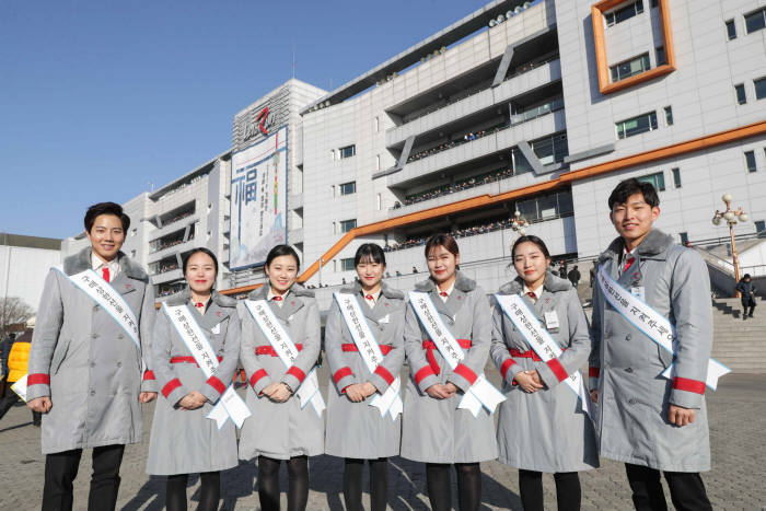 한국마사회 청년인턴들의 경마 건전화캠페인 활동 모습.