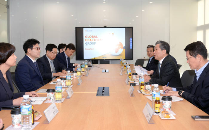 성윤모 산업부 장관, 대웅제약 오송공장 방문