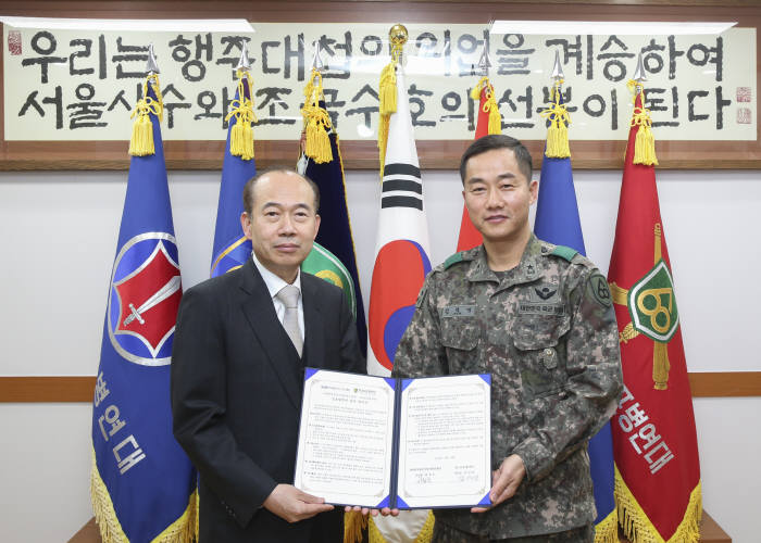 황철주 한국청년기업가정신재단 이사장(왼쪽)과 김덕영 육군 보병 60사단장.