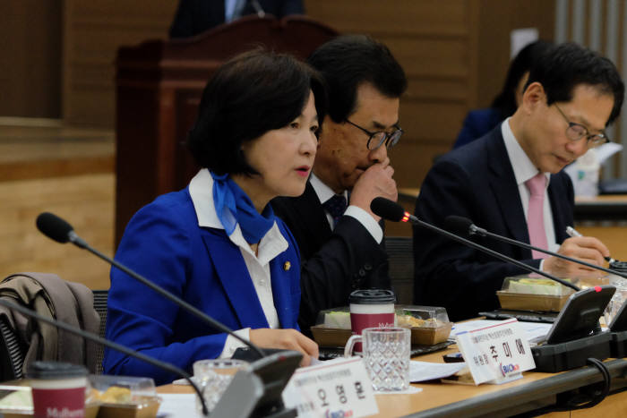 추미애 더불어민주당 혁신성장추진위원장이 이시종 충청북도지사와 함께 27일 충북경제자유구역청 C&V센터에서 의료기기 및 바이오기업들 건의사항을 청취하고 있다. 사진출처=오송첨단의료산업진흥재단