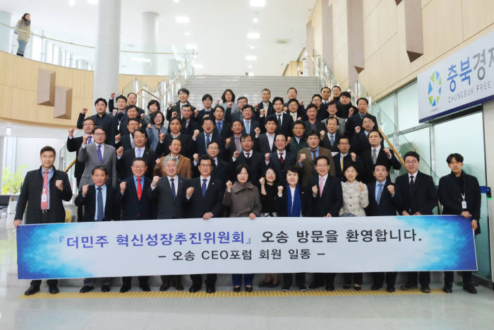 더불어민주당 혁신성장추진위원회가 27일 충청북도 청주시에 위치한 충북경제자유구역청 C&V센터에서 의료기기 및 바이오기업 임직원들과 간담회를 가진 뒤 기념촬영하고 있다. 사진출처=오송첨단의료산업진흥재단