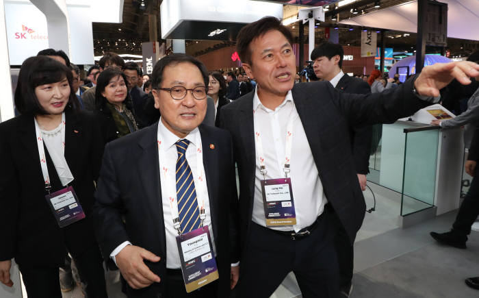 MWC19, 유영민 과기부장관 SK텔레콤 부스 방문