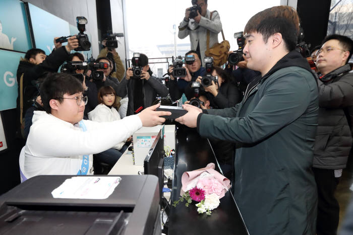 방송인 강호동, 이수근과 함께 갤럭시S10 트리플 카메라로 찰칵