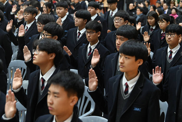 새로운 시작...환하게 웃으며 고등학교 입학해요