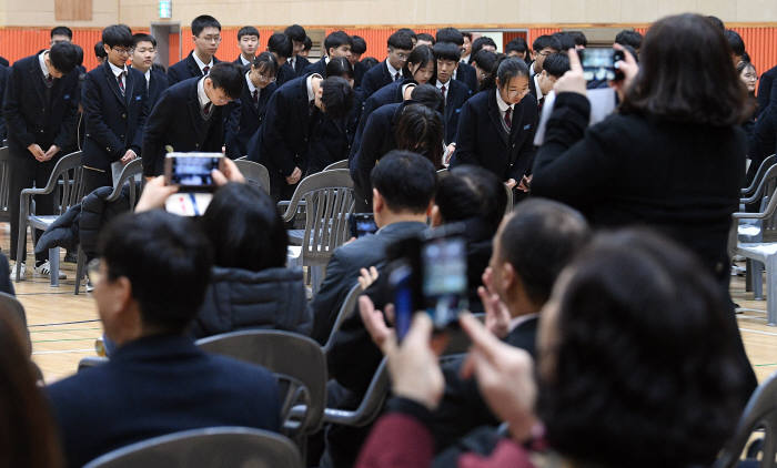 새로운 시작...환하게 웃으며 고등학교 입학해요