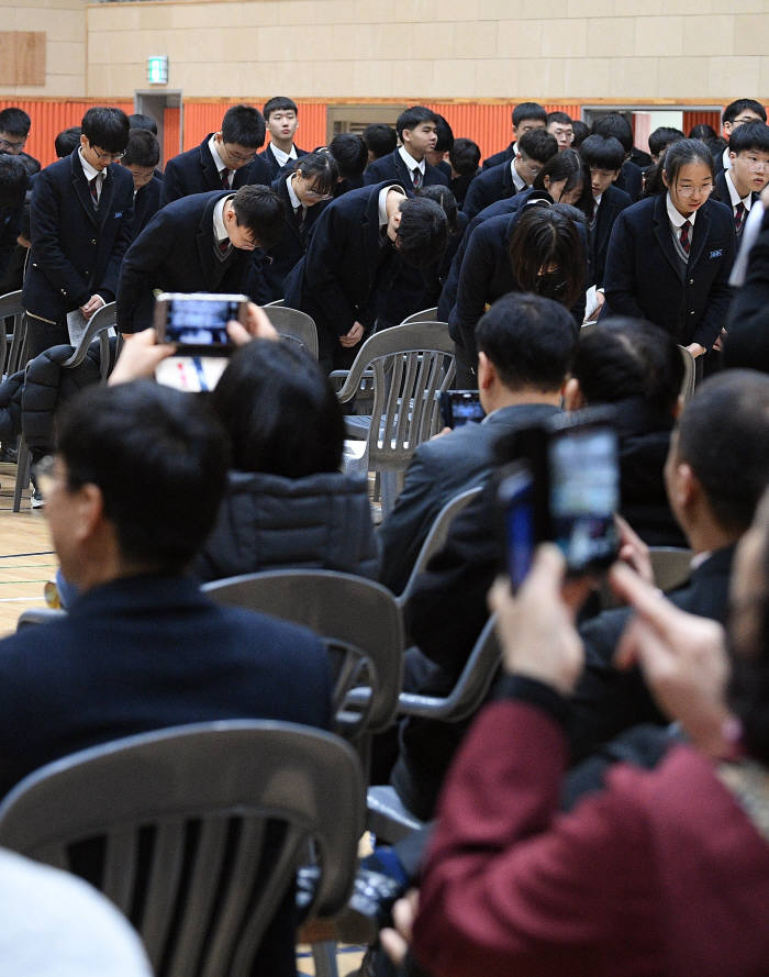 새로운 시작...환하게 웃으며 고등학교 입학해요