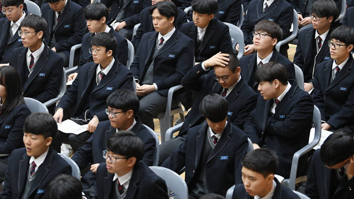 새로운 시작...환하게 웃으며 고등학교 입학해요