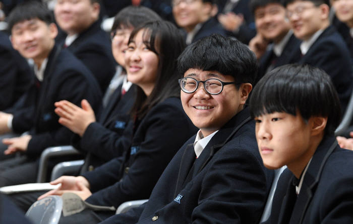 새로운 시작...환하게 웃으며 고등학교 입학해요