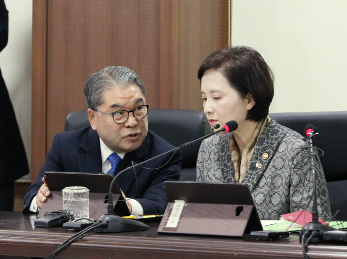 이재정 경기교육감과 유은혜 부총리가 개학연기 상황에 대해 논의하고 있다.