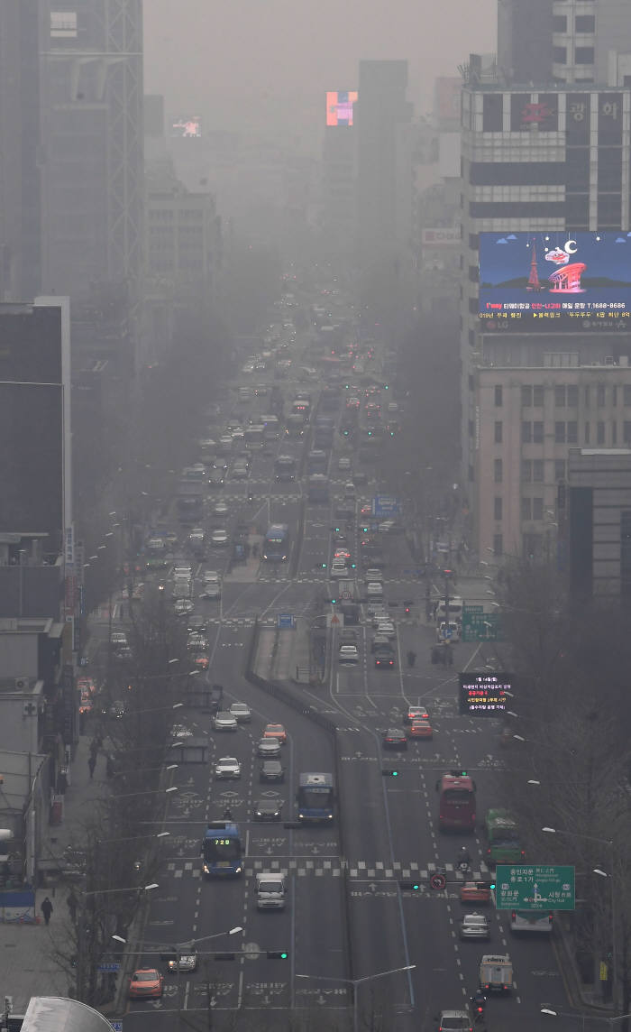 미세먼지로 뒤덮힌 서울 광화문 사거리.